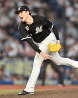 ３回日本ハム２死三塁、スティーブンソンを変化球で三振に仕留めるロッテ・佐々木朗希＝１７日、ＺＯＺＯマリンスタジアム（撮影・開出牧）