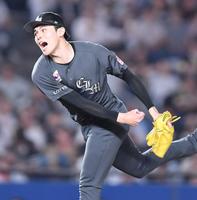 力勝負だ！５回ソフトバンク１死一塁、真っ向勝負のストレートで柳田悠岐を二ゴロ併殺に打ち取ったロッテ・佐々木朗希＝２４日、ＺＯＺＯマリンスタジアム（撮影・開出牧）