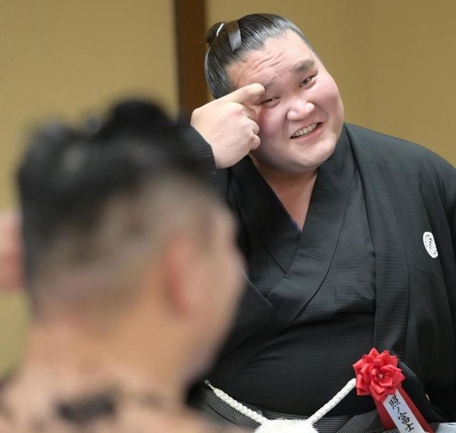 照ノ富士 断髪式後の照強へ愛のはなむけ？！変貌する姿に興味津々