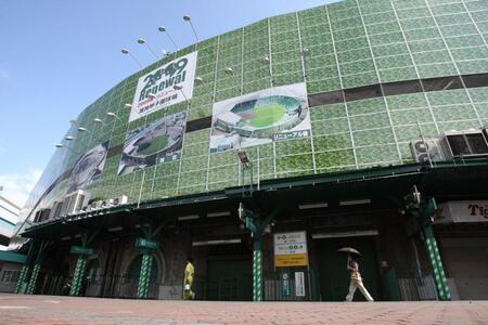 　ツタを模したパネルで外壁を覆われた甲子園球場＝西宮市甲子園町（撮影・飯室逸平）