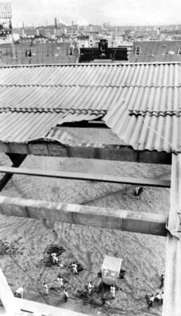 　台風で一部が壊れた銀傘＝１９６４年