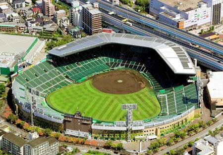 　銀傘の拡張が発表された阪神甲子園球場。内野席を覆う屋根をアルプススタンドにも新設する＝２０２０年８月、西宮市甲子園町