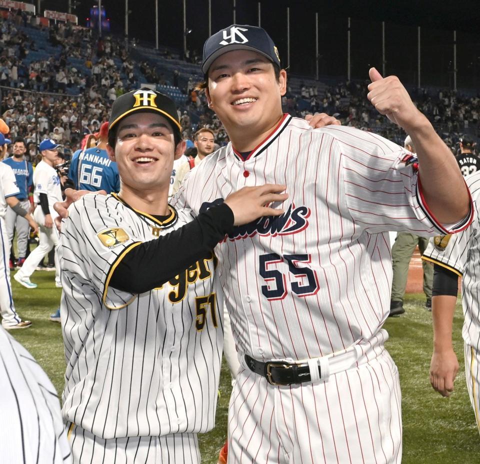 サムアップポーズを決めるヤクルト・村上（右）に抱きつく阪神・中野＝２４日、神宮（撮影・堀内翔）