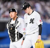 　３回、日本ハムに勝ち越しを許し悔しさをにじませながらベンチへ引き揚げるロッテ・佐々木朗希（右）と松川虎生＝２２日、ＺＯＺＯマリンスタジアム（撮影・開出牧）