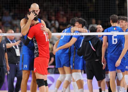 パリ五輪の準々決勝、フルセットの末イタリアに敗れ、泣きながらイタリアの選手と抱き合う高橋藍＝８月５日、パリ南アリーナ（撮影・吉澤敬太）