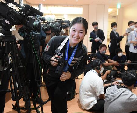 木原美悠は撮影を終えてご機嫌な様子＝羽田空港（撮影・佐々木彰尚）