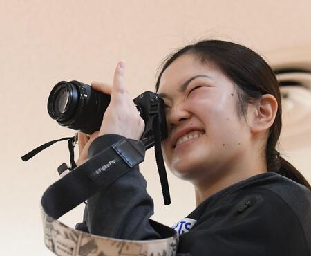 カメラを構えた時に「小指立ってましたね」と笑った木原美悠＝羽田空港（撮影・佐々木彰尚）