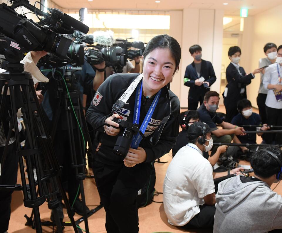 木原美悠は撮影を終えてご機嫌な様子＝羽田空港（撮影・佐々木彰尚）