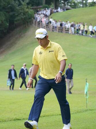 大ギャラリーを引き連れてラウンドする松山英樹＝２７日、千葉・アコーディアＧ習志野ＣＣ（撮影・開出牧）