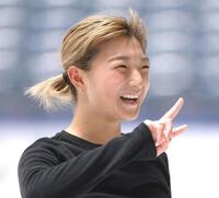 宮原知子さんに向かってピースをする坂本花織＝７日（撮影・堀内翔）