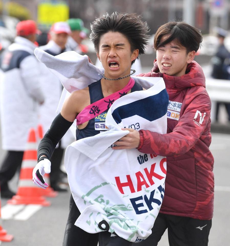 　渡せなかったたすきを首にかけたまま悔しそうな表情の日大・大橋優＝３日、横浜・戸塚中継所（撮影・開出牧）