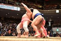 これぞ業師だ！まわしから左手を離すと、高安の脇をくぐり抜け後ろに反る宇良＝１５日、両国国技館（撮影・開出牧）