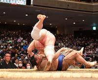 高安（下）をアクロバティックな伝え反りで破り場内を沸かせた宇良＝１５日、両国国技館（撮影・開出牧）