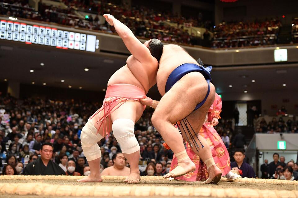 これぞ業師だ！まわしから左手を離すと、高安の脇をくぐり抜け後ろに反る宇良＝１５日、両国国技館（撮影・開出牧）