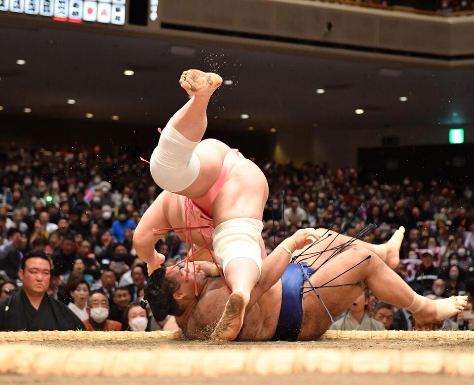 高安（下）をアクロバティックな伝え反りで破り場内を沸かせた宇良＝１５日、両国国技館（撮影・開出牧）