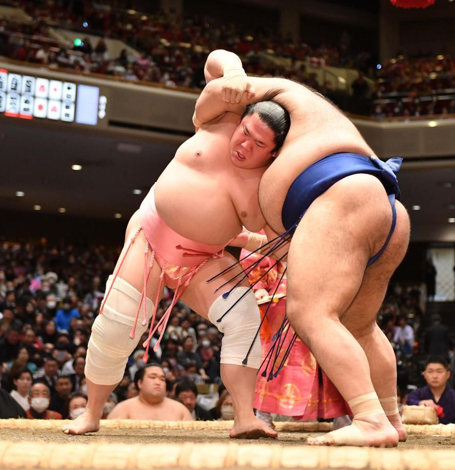 不屈の魂だ！高安（右）の脇の下に素早く頭を入れ、珍手の「伝え反り」で破った宇良＝１５日、両国国技館（撮影・開出牧）