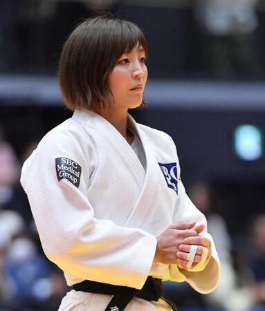 大きな注目と期待を背に開会式に登場したパリ五輪金メダルの角田＝２０日、横浜武道館（撮影・開出牧）