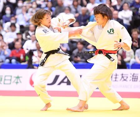 女子無差別３回戦で寺田（右）と激しい攻防を繰り広げる角田＝２０日、横浜武道館（撮影・開出牧）