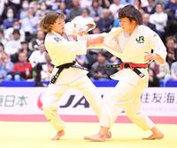 女子無差別３回戦で寺田（右）と激しい攻防を繰り広げる角田＝２０日、横浜武道館（撮影・開出牧）