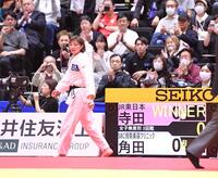 女子柔道無差別の３回戦で敗退し、悔しさをにじませながら引き揚げる角田＝２０日、横浜武道館（撮影・開出牧）