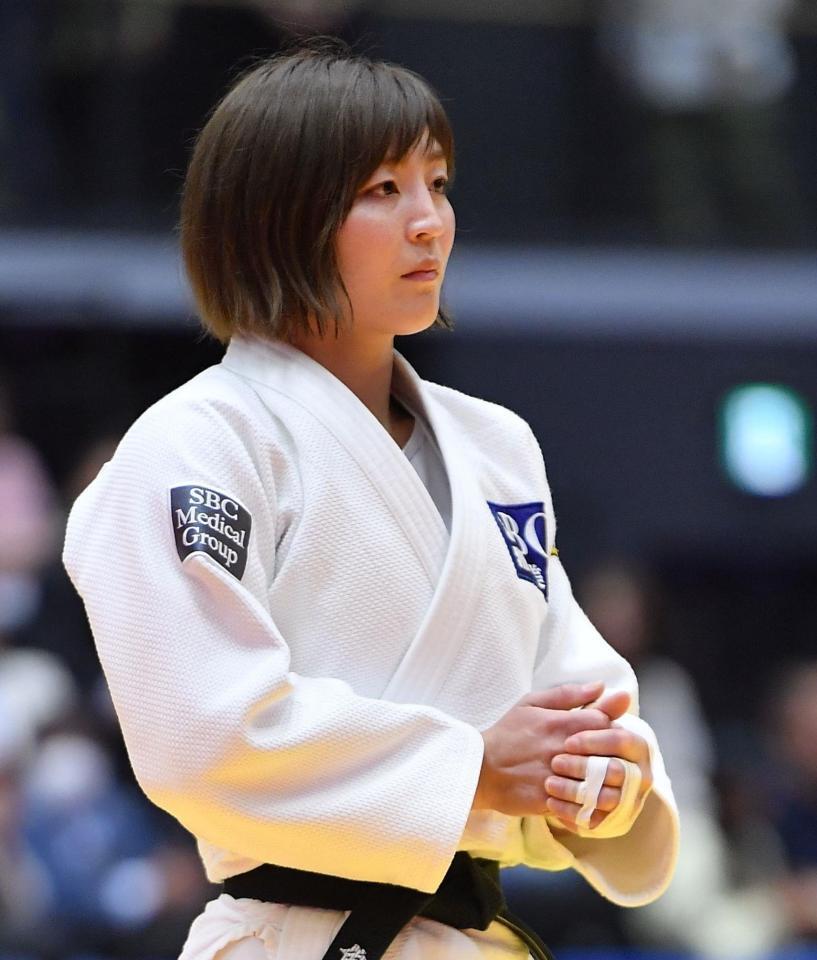 大きな注目と期待を背に開会式に登場したパリ五輪金メダルの角田＝２０日、横浜武道館（撮影・開出牧）