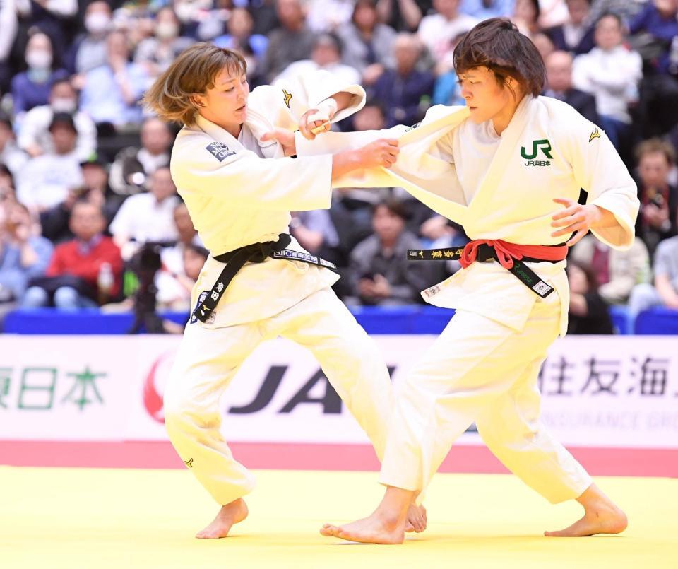 女子無差別３回戦で寺田（右）と激しい攻防を繰り広げる角田＝２０日、横浜武道館（撮影・開出牧）