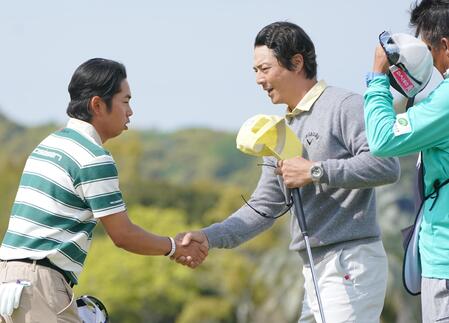 首位と５打差の１９位タイで３日目のラウンドを終え、同組の生源寺龍憲（左）と握手を交わす石川遼＝２６日、千葉・ＭＺ　ＧＯＬＦ　ＣＬＵＢ（撮影・開出牧）