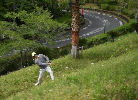 プロの意地だ！１７番、グリーン右下のラフから見事なリカバリーショットを披露する石川遼＝２６日、千葉・ＭＺ　ＧＯＬＦ　ＣＬＵＢ（撮影・開出牧）