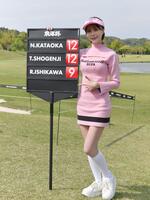石川遼組のスコアボードを持つラウンドガール・阿澄音々＝２６日、千葉・ＭＺ　ＧＯＬＦ　ＣＬＵＢ（撮影・開出牧）