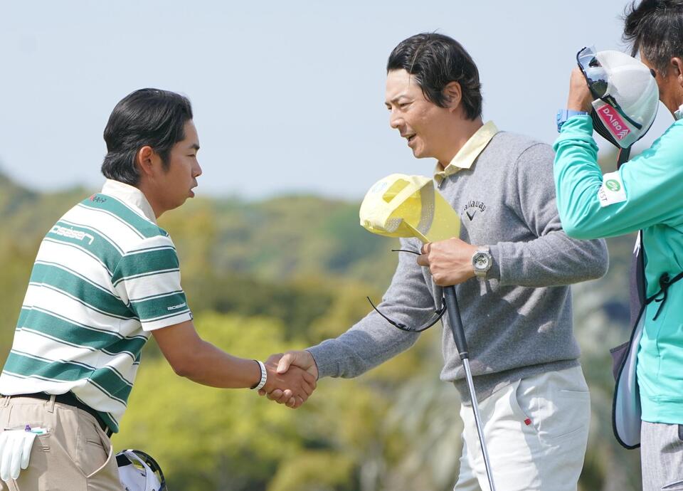 首位と５打差の１９位タイで３日目のラウンドを終え、同組の生源寺龍憲（左）と握手を交わす石川遼＝２６日、千葉・ＭＺ　ＧＯＬＦ　ＣＬＵＢ（撮影・開出牧）
