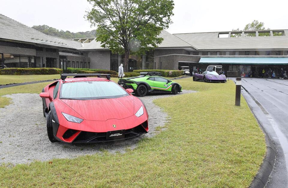 クラブハウス前に展示されたスーパーカー＝千葉・ＭＺ　ＧＯＬＦ　ＣＬＵＢ（撮影・開出牧）