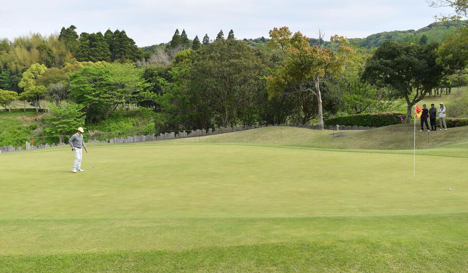 グリーン右奥のカップから約１５メートルの距離に転がるボールを見つめる石川遼＝２６日、千葉・ＭＺ　ＧＯＬＦ　ＣＬＵＢ（撮影・開出牧）