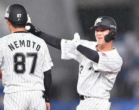 １軍昇格即４番起用に応えてノリノリだ！１回、先制の左前適時打を放ち“波乗りポーズ”を決める石川慎吾＝７日、ＺＯＺＯマリンスタジアム（撮影・開出牧）