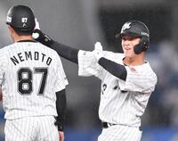 １軍昇格即４番起用に応えてノリノリだ！１回、先制の左前適時打を放ち“波乗りポーズ”を決める石川慎吾＝７日、ＺＯＺＯマリンスタジアム（撮影・開出牧）