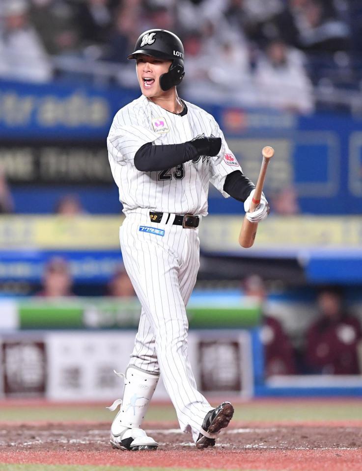 カモン！オレに続け！とばかりに右腕を激しく動かしナインを鼓舞しながら一塁へ向かうロッテ・石川慎吾＝７日、ＺＯＺＯマリンスタジアム（撮影・開出牧）