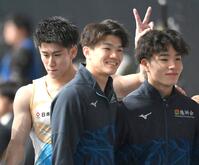 記念撮影に応じる岡慎之助（右端）の頭の上でピースをする橋本大輝＝東京体育館（撮影・堀内翔）