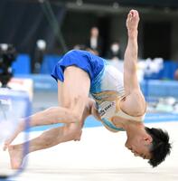 ゆかの着地に失敗する橋本大輝＝東京体育館（撮影・堀内翔）