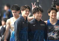 記念撮影に応じる（手前左から）藤巻竣平、岡慎之助、長谷川毅の後ろでピースをする橋本大輝＝東京体育館（撮影・堀内翔）