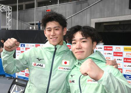 　記念撮影をする橋本大輝（左）と岡慎之助（撮影・堀内翔）