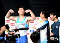 　関係者が見つめるなか、マッスルポーズを披露する橋本大輝（撮影・堀内翔）