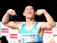 　マッスルポーズを披露する橋本大輝（撮影・堀内翔）