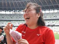 試合後、客席に花束を投げ入れるも、届かず側溝に落ち、悲鳴を上げた北口榛花＝１８日、国立競技場（撮影・吉澤敬太）