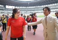 織田裕二（右）からもらった花束を無事にファンに届けることができ、安堵の表彰を見せる北口榛花＝１８日、国立競技場（撮影・吉澤敬太）