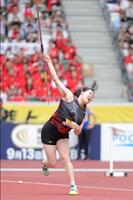 女子やり投げ決勝で、力強くやりを投げる北口榛花＝１８日、国立競技場（撮影・吉澤敬太）