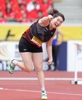 女子やり投げ決勝で、力強くやりを投げる北口榛花＝１８日、国立競技場（撮影・吉澤敬太）