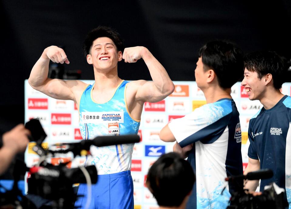 　関係者が見つめるなか、マッスルポーズを披露する橋本大輝（撮影・堀内翔）