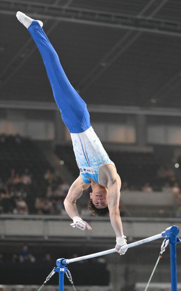 　橋本大輝の鉄棒の演技（撮影・堀内翔）