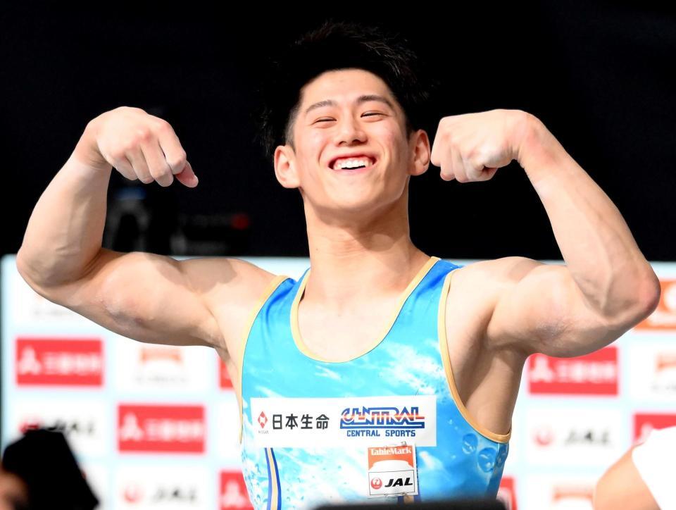 　マッスルポーズを披露する橋本大輝（撮影・堀内翔）