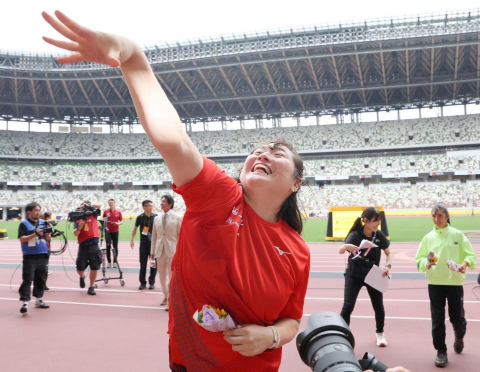 試合後、客席に花束を投げ入れるも、届かず側溝に落ち、悲鳴を上げた北口榛花。右奥は田中希実＝１８日、国立競技場（撮影・吉澤敬太）