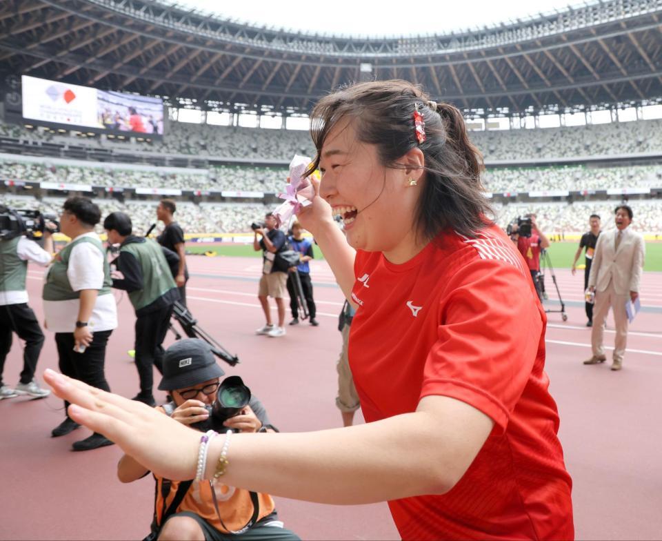 試合後、客席に花束を投げ入れるも、届かず側溝に落ち、悲鳴を上げた北口榛花。織田裕二（右奥）もあんぐり＝１８日、国立競技場（撮影・吉澤敬太）